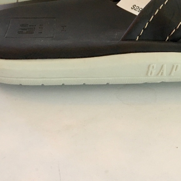 GAP Kids brown faux leather flip flops (size 3/4) - Picture 6 of 10